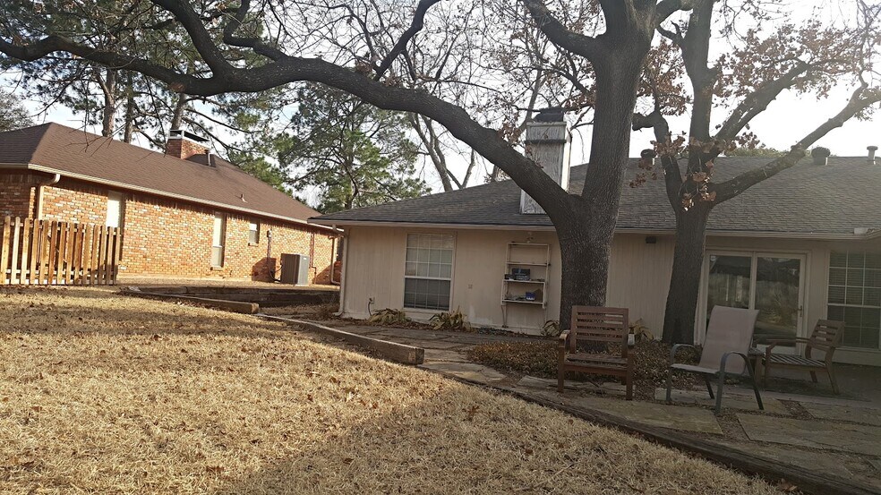 Building Photo - 825 Skylark Dr