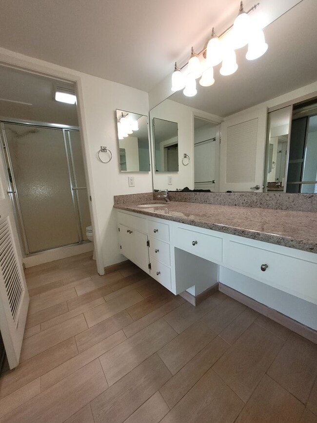 Building Photo - Comfortable Condo overlooking the golf cou...