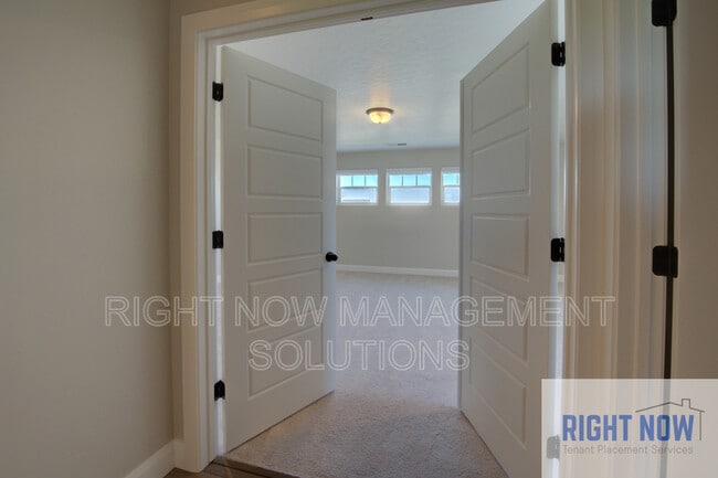 Building Photo - 6132 S Astoria Ave