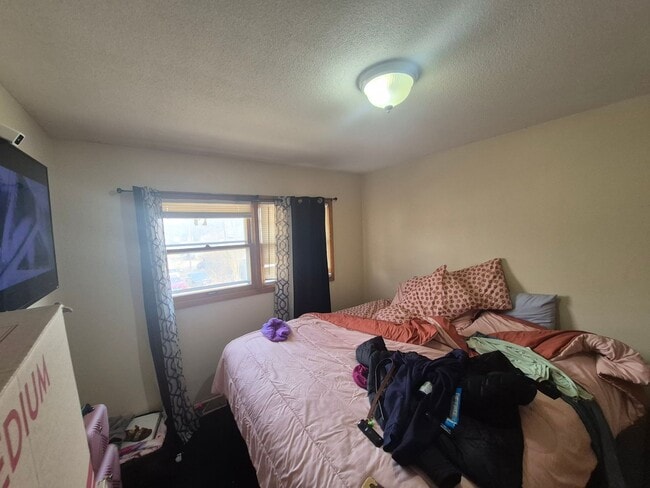 Building Photo - Awesome 3 BR/1 BA End-Unit Townhome in Min...