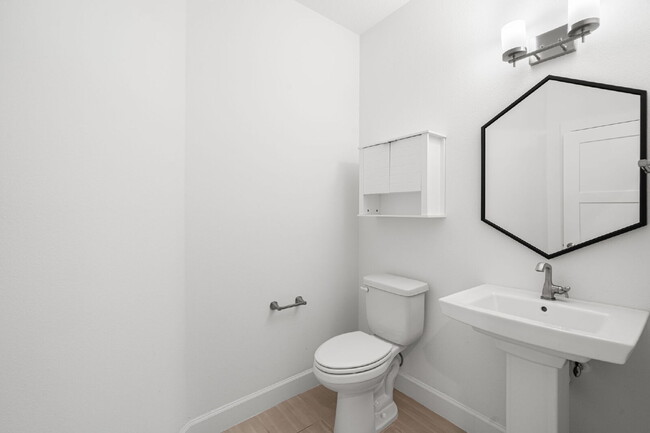 Building Photo - BEAUTIFUL Townhome For Rent in Downtown St Petersburg!