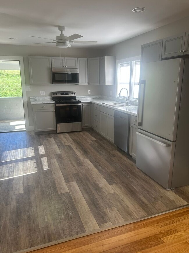 Building Photo - Cute 2BR, 1 Ba cottage in the country - Newly renovated