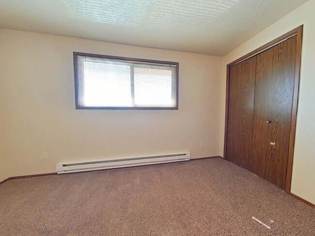 Building Photo - 2 Bedroom Apartment ~ Close to 9th Street