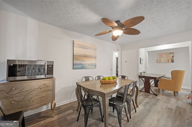 Building Photo - 1954 Woodbine Terrace NE