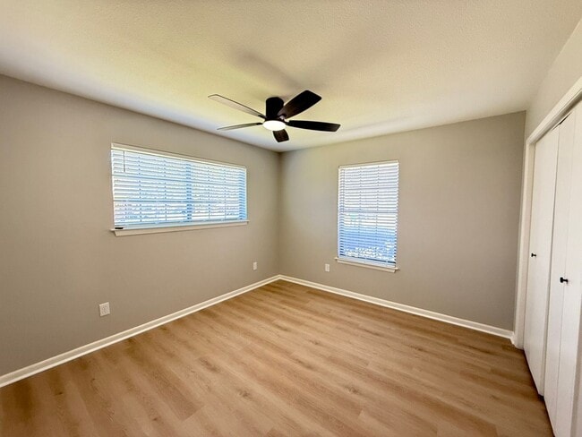 Building Photo - Available-Remodeled 3/2 with 4-Car Garage!