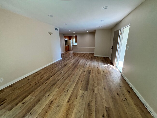 Building Photo - 2 Bedroom Sherman Oaks Condo for Rent!