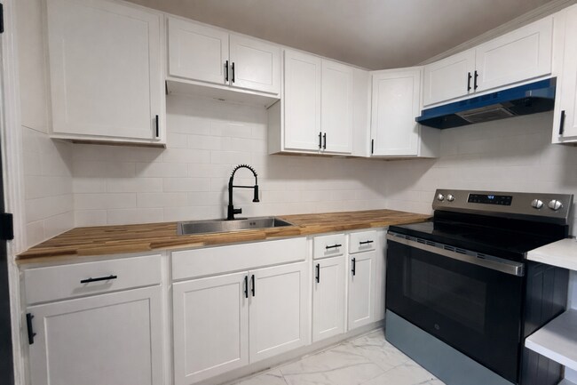 Building Photo - For Rent — Updated & Move-In Ready!