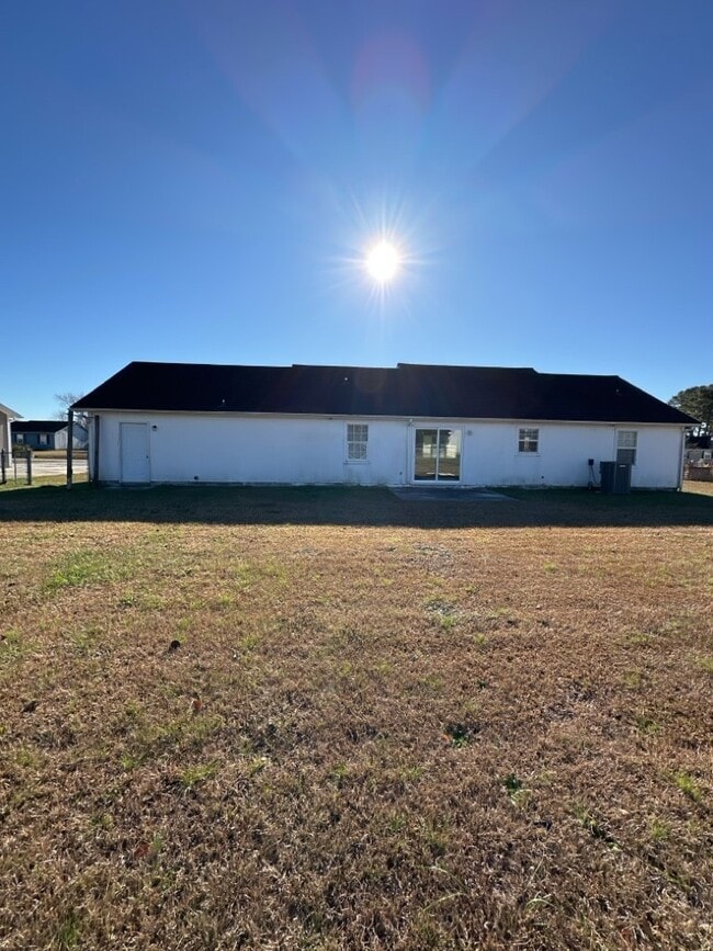 Building Photo - Stunning 3 Bedroom Home in Hubert-708 Covington Ct.