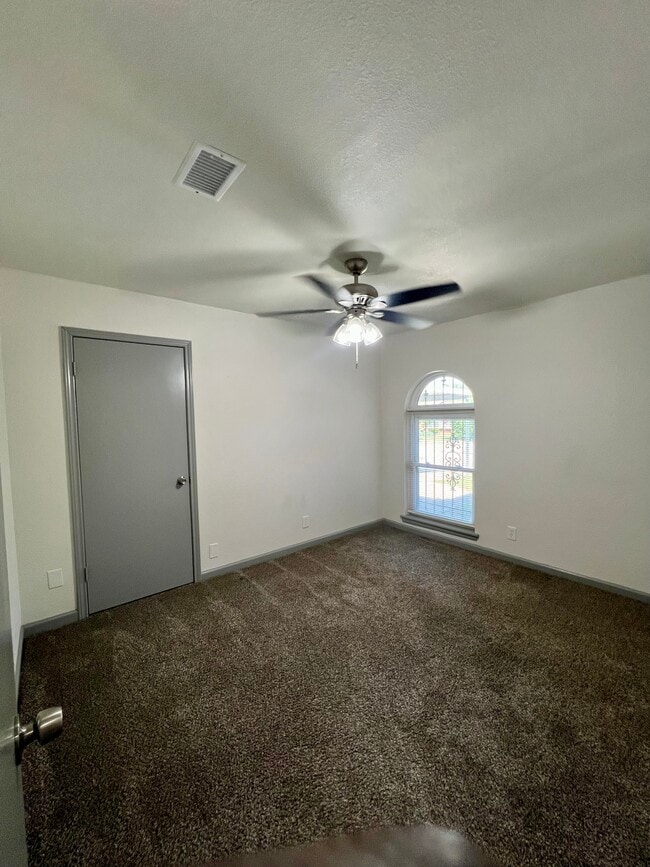 Building Photo - 6012 Highcrest Dr