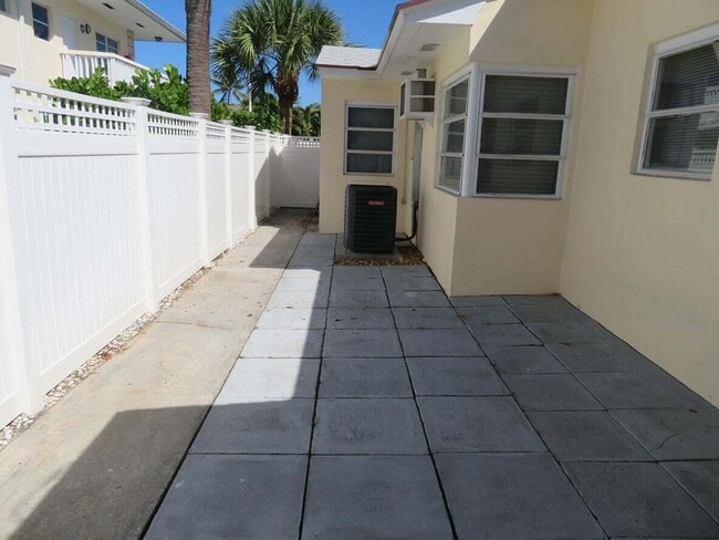 Building Photo - 327 S Ocean Blvd