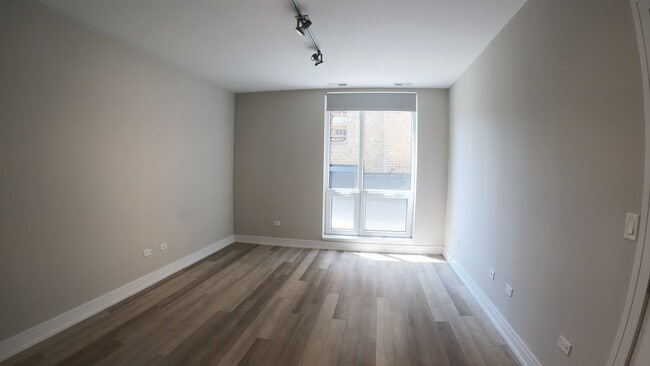 Building Photo - 1554 N Talman Ave