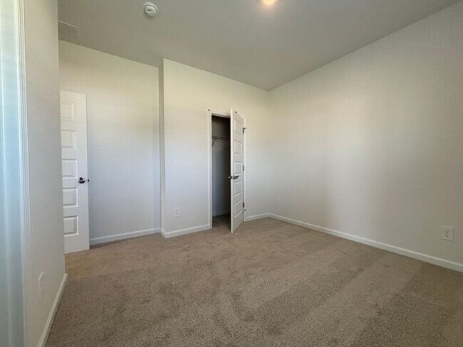 Building Photo - MOVE IN SPECIAL