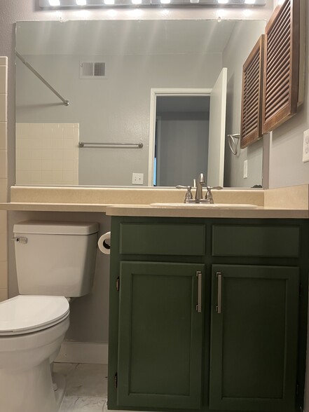 Building Photo - 8335 Fairmount Dr
