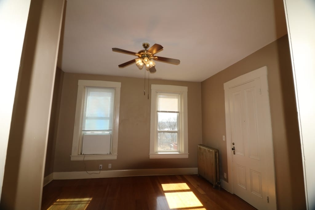 Building Photo - 1316 E 10th St