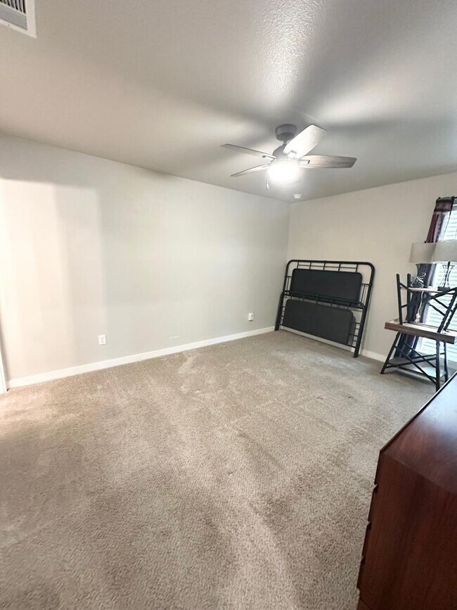 Building Photo - 2 Bed 2 Bath House Furnished!