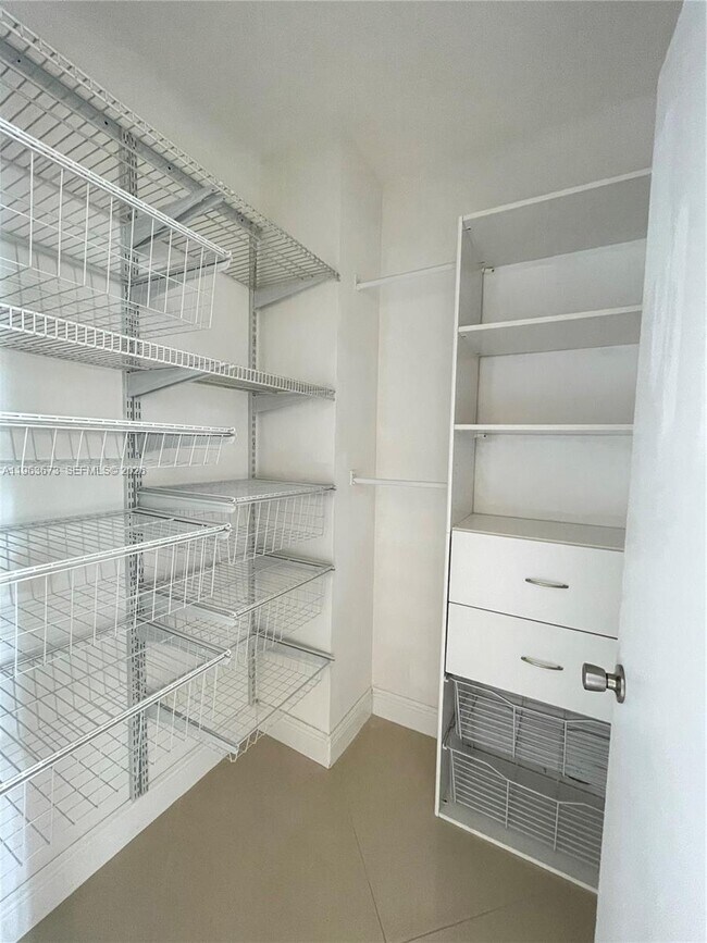 Building Photo - 520 SE 5 Ave