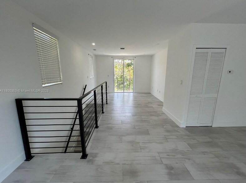 Building Photo - 3823 Thomas Ave