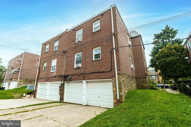 Building Photo - 906 E Sharpnack St
