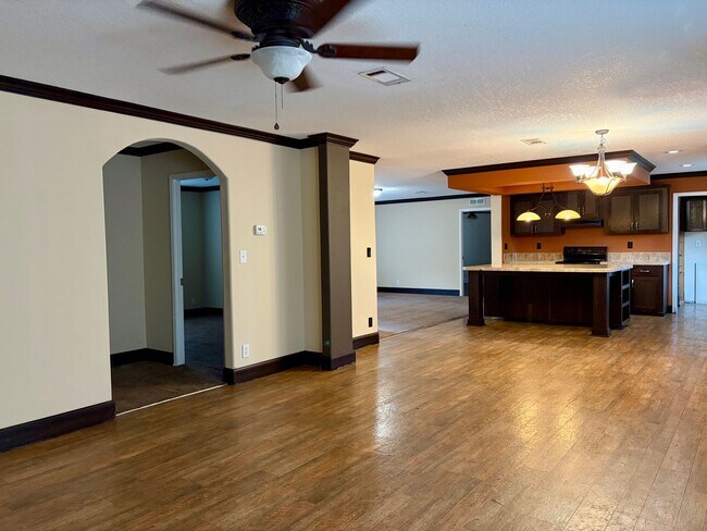 Building Photo - 3 bed/ 2 bath Beauty on 1 acre!