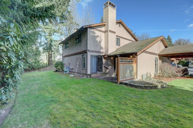 Building Photo - Amazing Bridle Trails 3BR 1.75BA Townhome ...