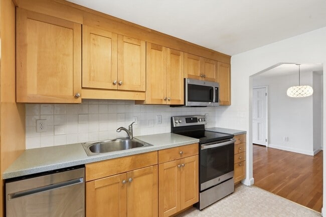 Building Photo - 33 Montvale Ave
