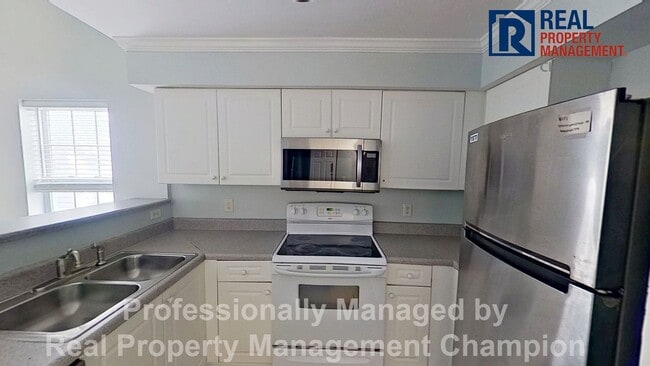 Building Photo - Cute 3 BD/2 BA Townhome Style Near UNCW