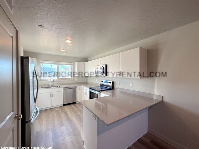 Building Photo - 2 bed, 1 bath Condo