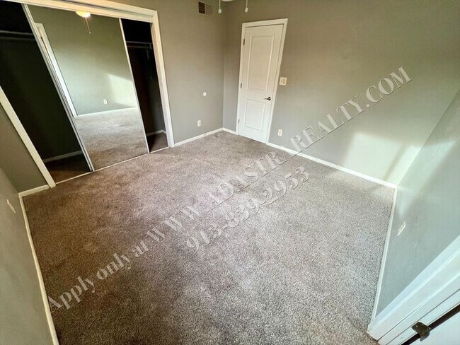 Building Photo - Beautiful Remodeled South KCMO Townhome-Available NOW!!