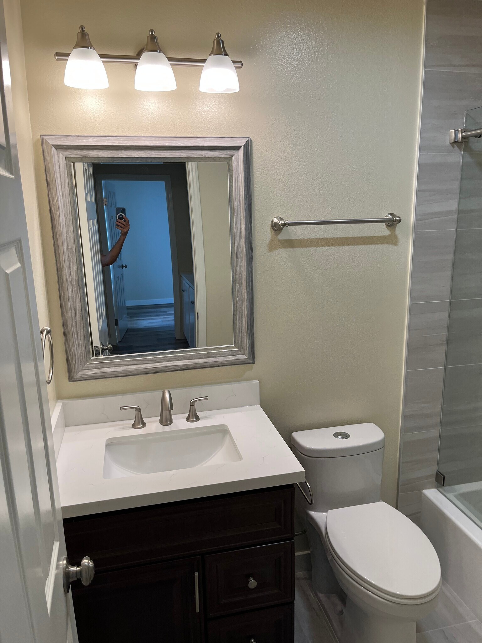 Bath 2 - off hallway - 550 W Lambert Rd