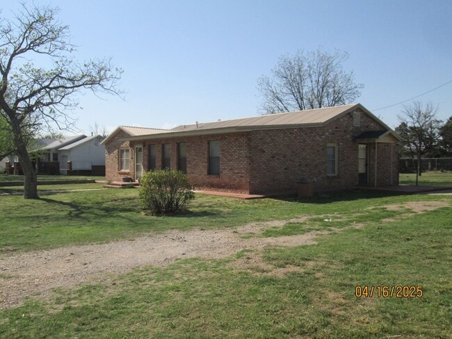 Building Photo - HOUSE -- 3 bedrooms, 2 bathrooms