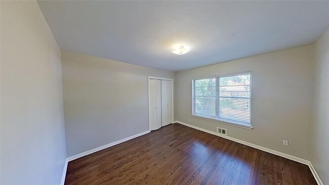 Building Photo - 841 Hillside Dr