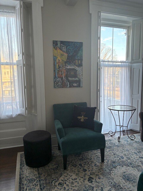 Building Photo - 605 SE Riverside Dr