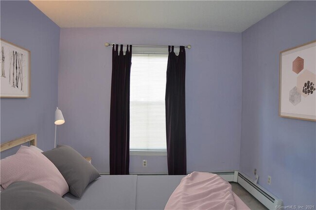 Building Photo - 190 Kings Hwy E