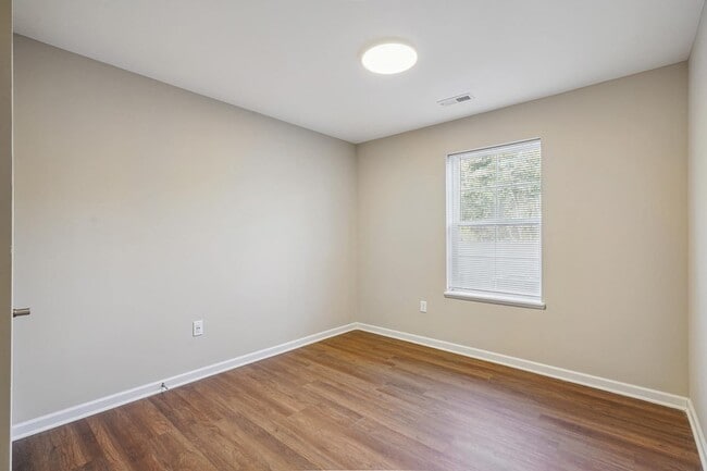 Building Photo - Alley Landing