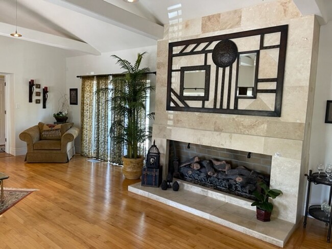 Building Photo - Gorgeous updated single level home in S.Wa...