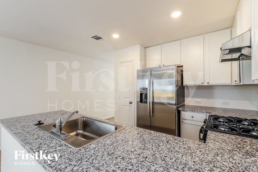Building Photo - 10610 McClintock Dr