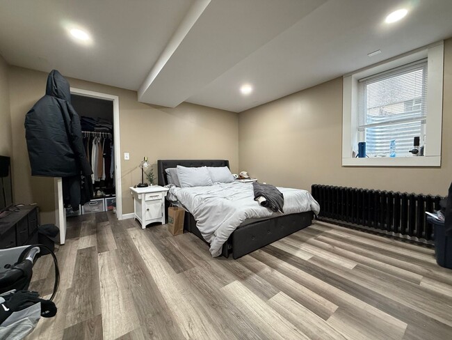 Building Photo - Stunning 5 Bed 2 Bath House Located in the...
