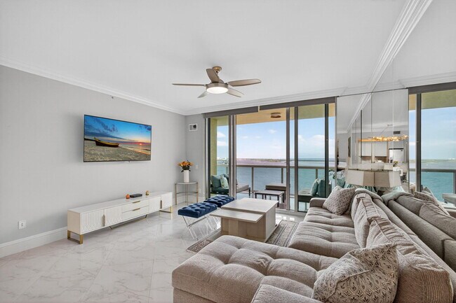 Building Photo - 2650 Lake Shore Dr