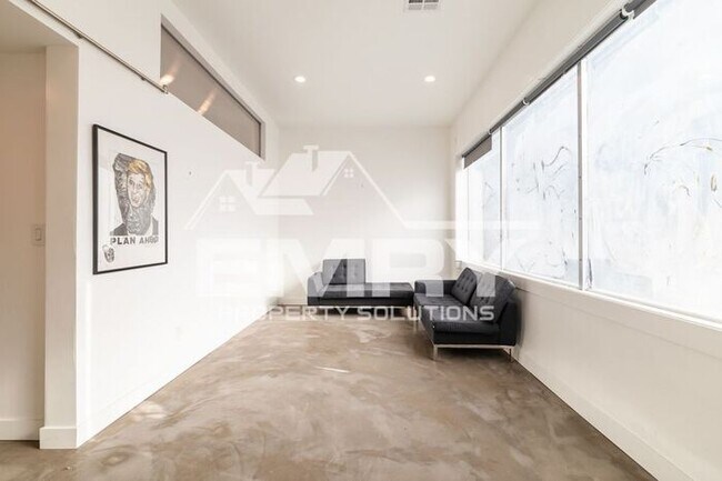 Building Photo - Prime Commercial Office Space Available Beverly Blvd Los Angeles