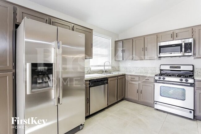 Building Photo - 2114 W San Miguel Ave