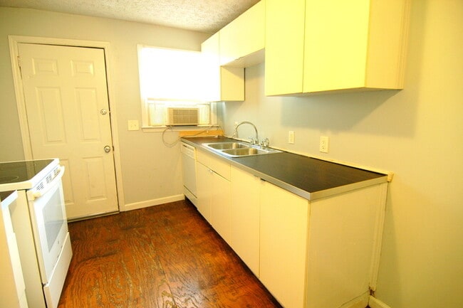 Building Photo - East Nashville 2 Bedroom Apartment!