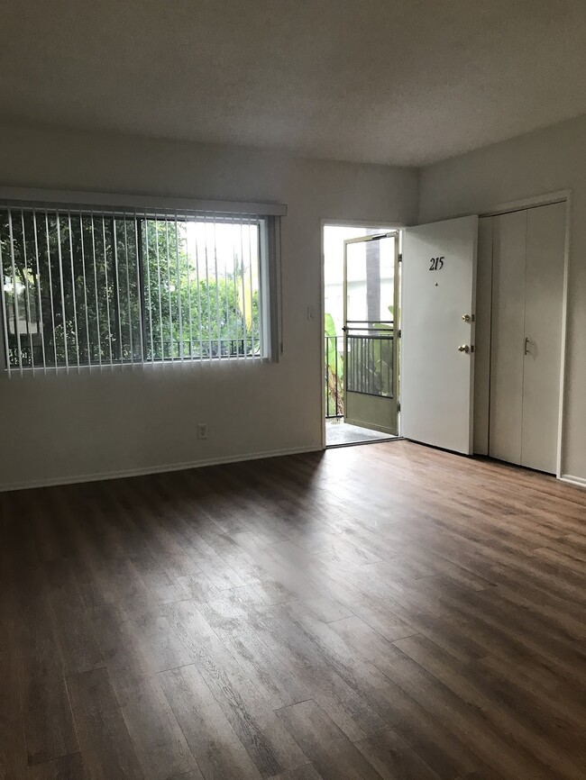 Building Photo - 820 S Rosemead Blvd