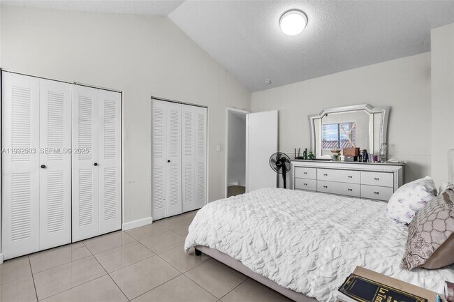 Building Photo - 2740 W 63rd St