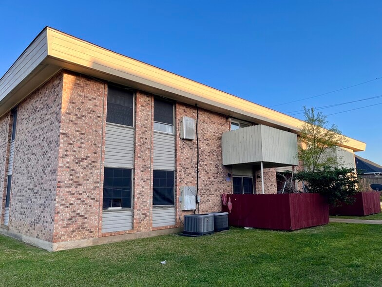 Upstairs unit. - 305 Green Briar St