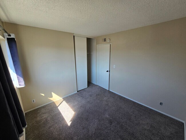 Building Photo - Fantastic 4 Bed, 3 Bath condo!