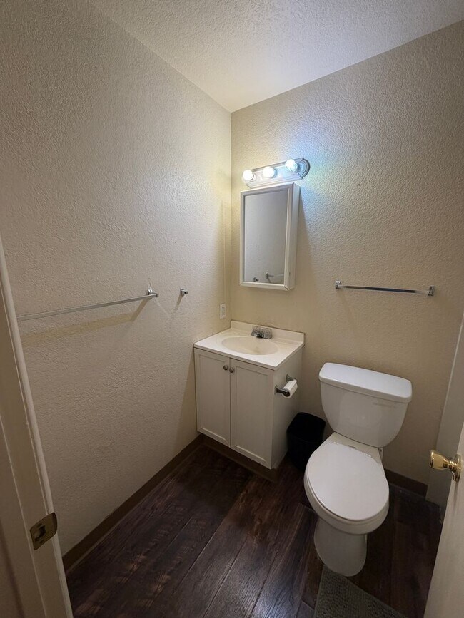 Building Photo - ADJACENT TO NAU: University Meadows-2 Bed/2 Bath Condo Partially Furnished - $1,850.00