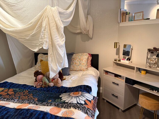 Building Photo - One Bedroom Condo Walking Distance to CU with Fenced Backyard and Flatiron Views!