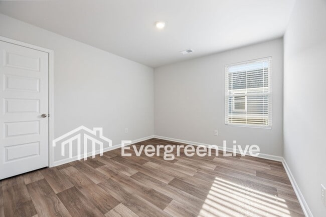 Building Photo - 1715 King Oaks Lp