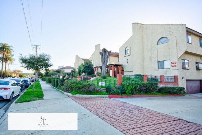 Building Photo - Fully Remodeled | Spacious & Bright Townhome