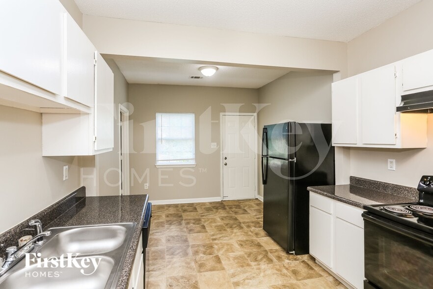 Building Photo - 690 N Willett St